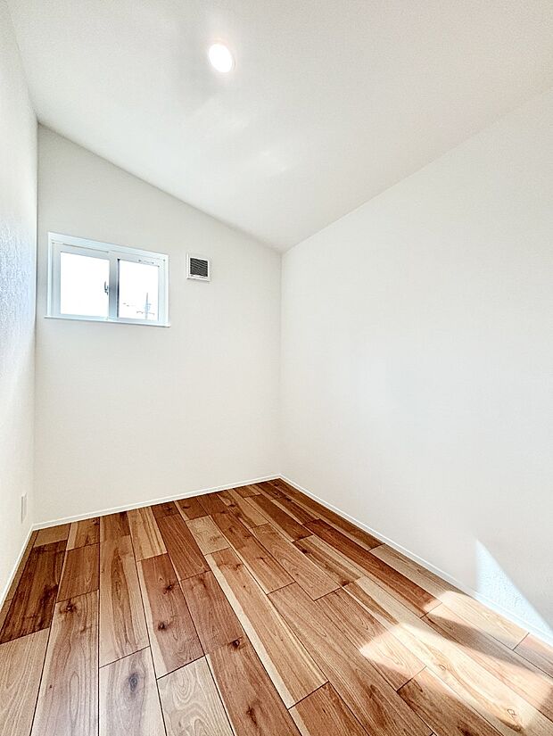 小窓付きの明るい納戸  