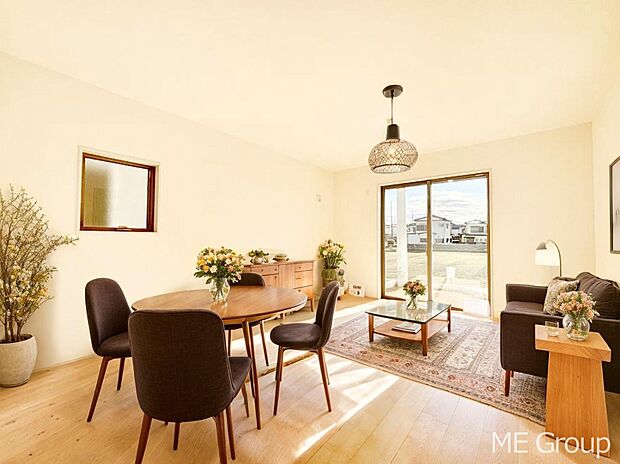 ご家族の賑やかな話し声で包まれる明るいリビング  ※家具はCGです