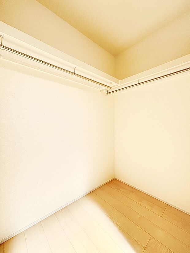 ウォークインクローゼット付きで生活空間を広く利用できます。