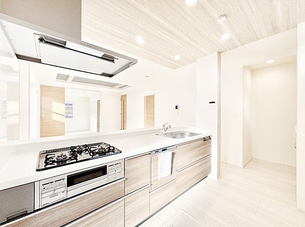 ご家族の会話弾む対面キッチン。お料理中のパパママもご家族と過ごす時間が増えそう！