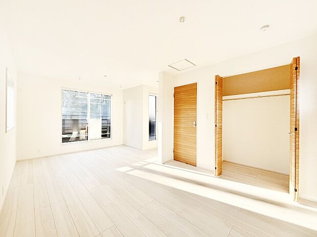 ライフスタイルに合わせて2部屋として利用できる広々とした洋室。