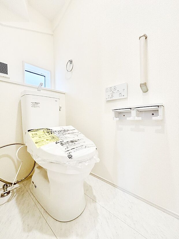 清潔感あるシャワートイレ。小窓から光が注ぎ込みます！