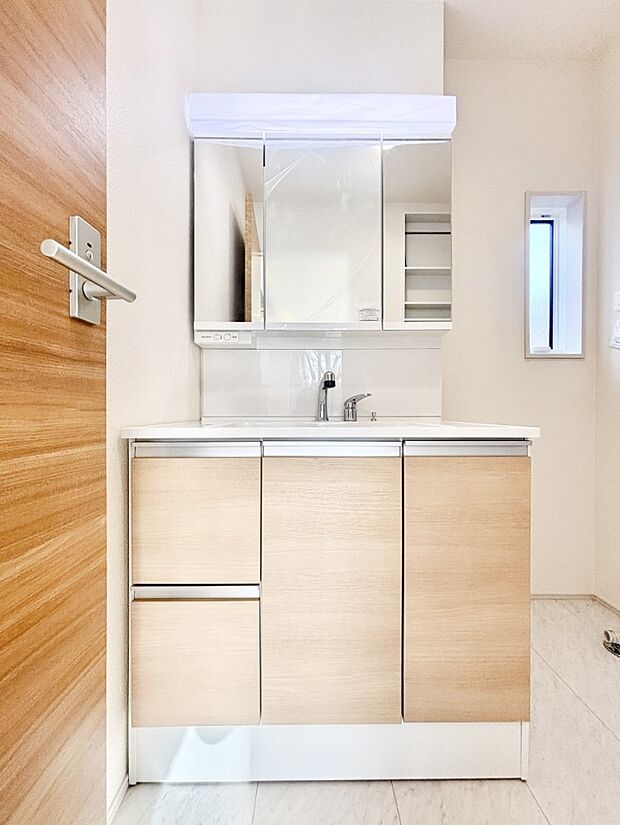 三面鏡キャビネット・シャワー付き洗面化粧台で忙しい朝の身支度もスムーズに!