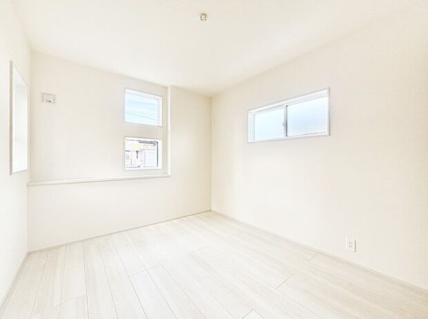 2面採光の洋室。窓から入り込む陽光がお部屋全体を優しく包み込みます!