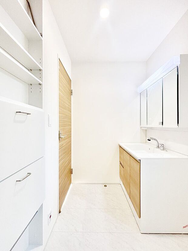 サニタリー収納付きの洗面室。ゆとりの洗面スペースで忙しい朝の身支度もスムーズに!