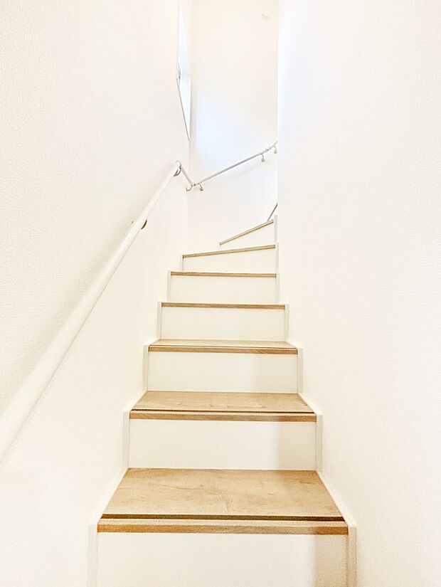 小さなお子様やご年配の方に嬉しい配慮!階段には手摺付きです。