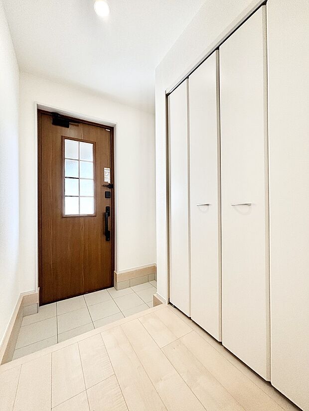 天井まである玄関収納で、家族全員の靴もすっきり収納!