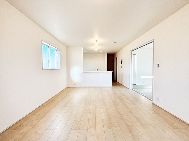 明るい陽光が注ぎ、寛ぎの雰囲気に満たされるリビング・ダイニング。 