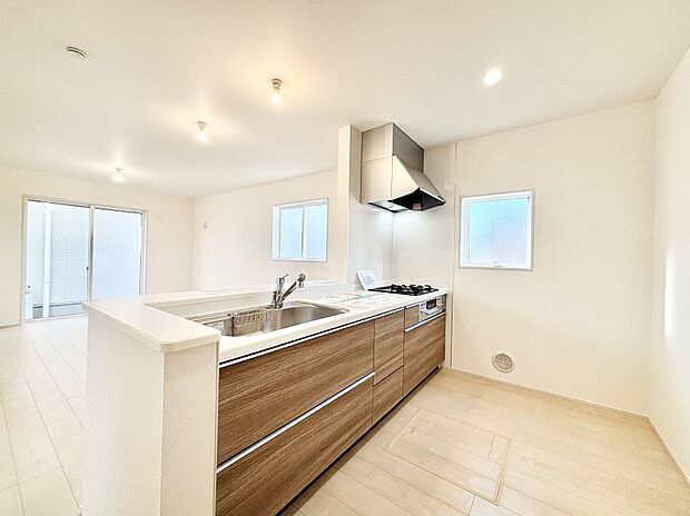 爽やかな風が通り抜けるキッチン。窓があるので明るく換気にも役立ちます。