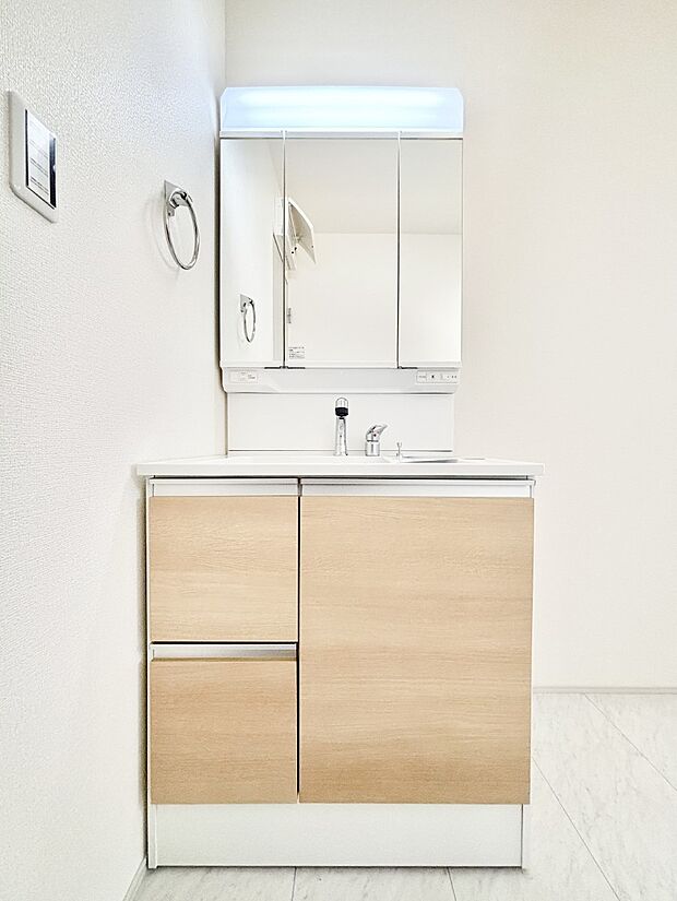 大きく見やすい三面鏡で清潔感ある洗面台は、身だしなみチェックや肌のお手入れにおすすめです。