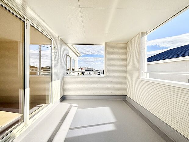 インナーバルコニーなので雨でも洗濯物を干す事が出来て、風通しがあるので乾きが良く、物干しスペースとして重宝します。 