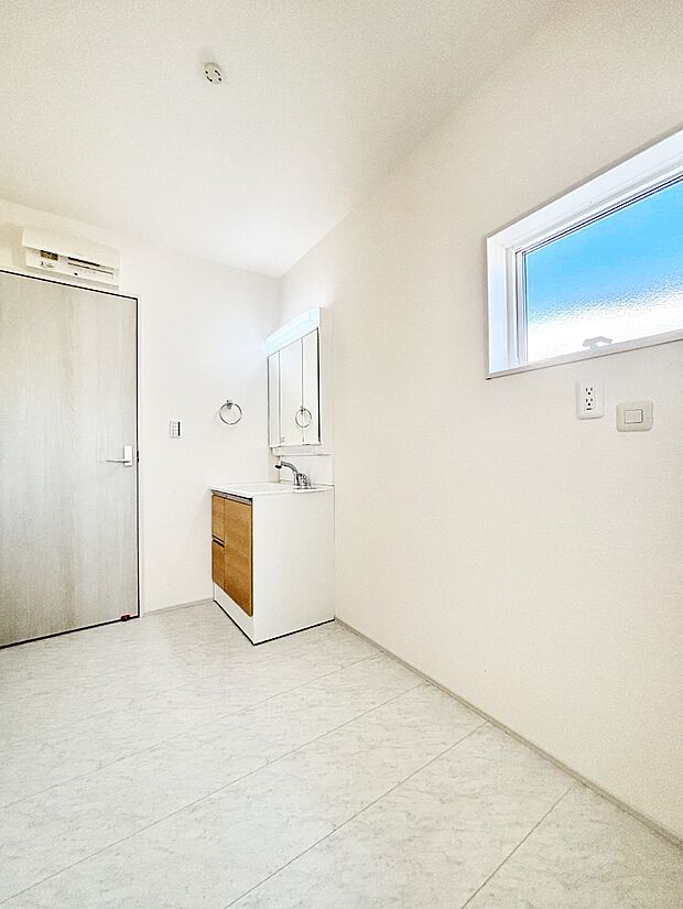 清潔感のある快適空間です。毎日の身支度も気持ち良くお使い頂けます。