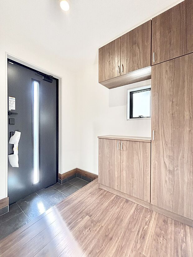 飾り棚を利用して、お越しいただくお客様をおもてなしできます。