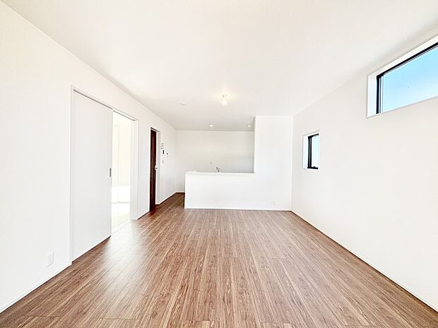 明るい陽光が注ぎ、寛ぎの雰囲気に満たされるリビング・ダイニング。 