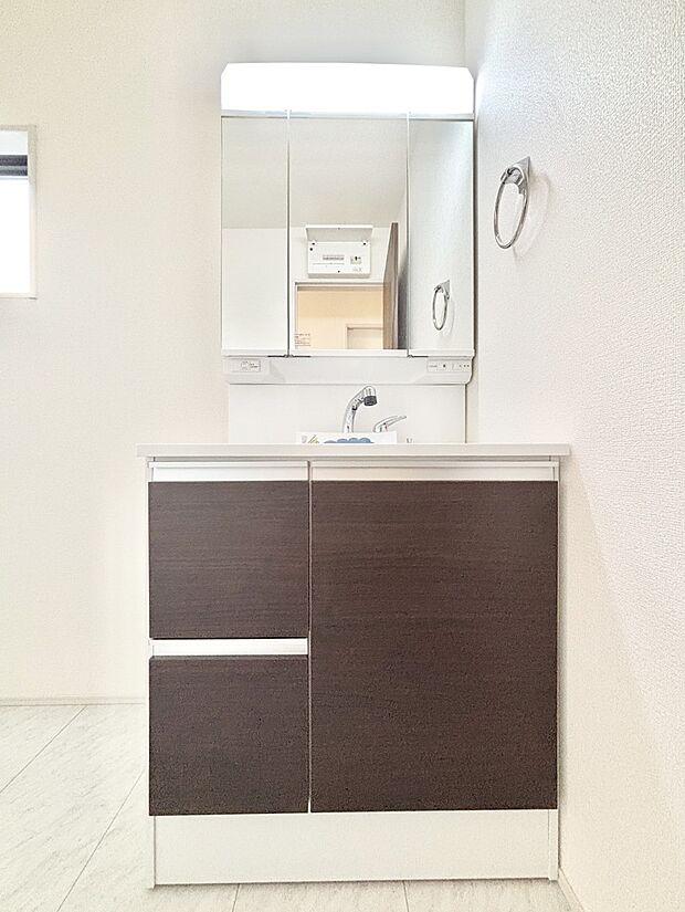 三面鏡が嬉しい洗面化粧台です。 