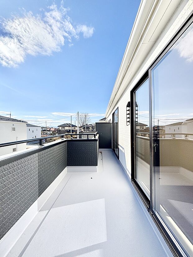 ゆったりバルコニーだから沢山お洗濯ものを干せます。