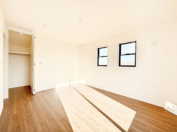 ウォークインクローゼットがあるお部屋！季節ごとの入れ替えも不要で便利です。 