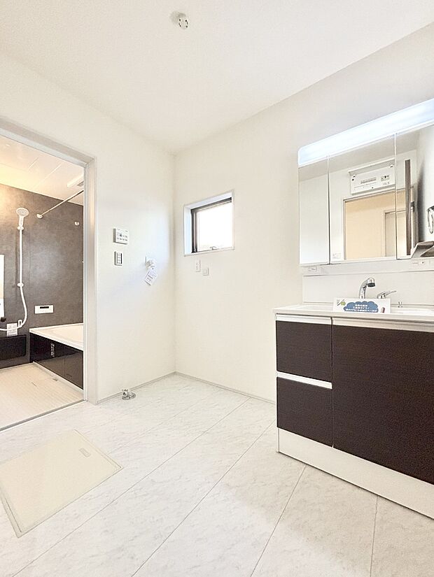 窓のある明るいランドリースペース