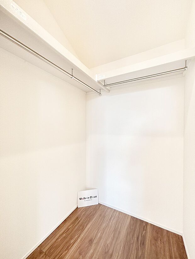 ウォークインクローゼット付きで生活空間を広く利用できます。