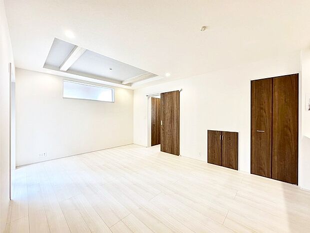 あると嬉しいリビング収納付き!スッキリと片付いた広々LDK。