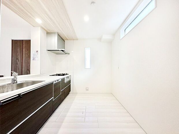 爽やかな風が通り抜けるキッチン。窓があるので明るく換気にも役立ちます。