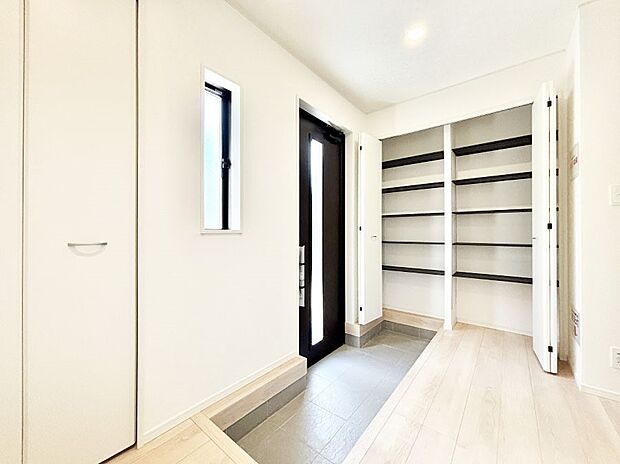 天井まである玄関収納で、家族全員の靴もすっきり収納！ 