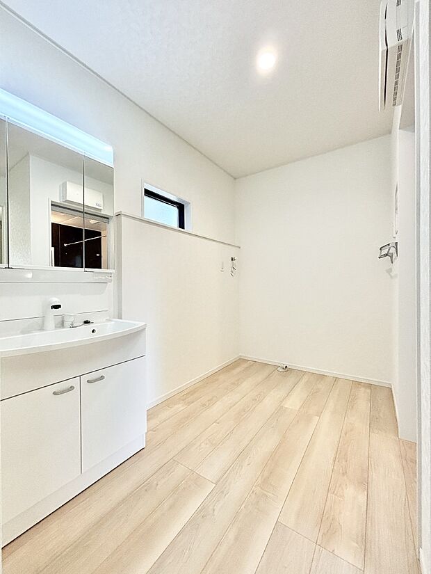 明るい洗面所は毎朝の身支度も楽しくできちゃいそうです。