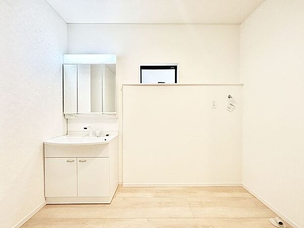 窓のある明るいランドリースペース