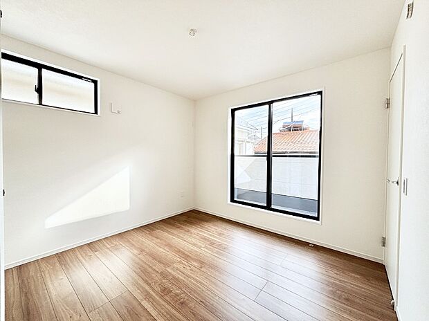 明るいバルコニーサイドに洋室を設置。目覚めの良い寝室に。 