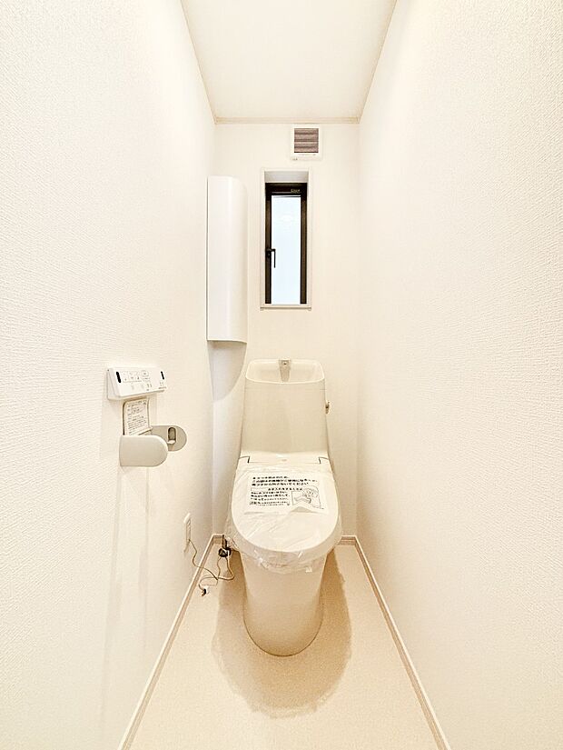 明るく清潔感のあるトイレです。