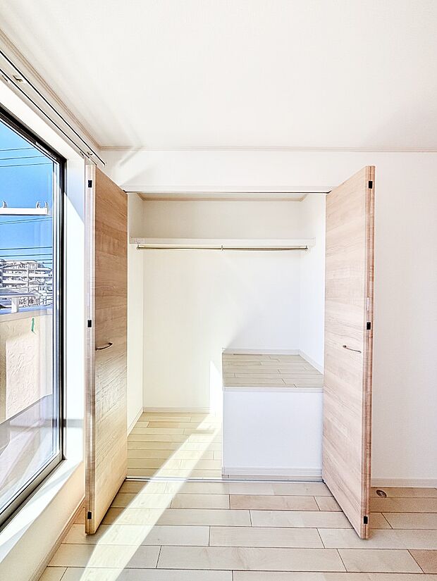 洋室のクローゼット。奥行きがあるので厚手の衣類もすっきり収まります。