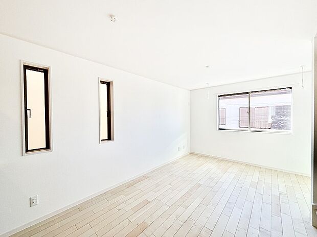 明るい陽光が注ぎ、寛ぎの雰囲気に満たされるダイニング。