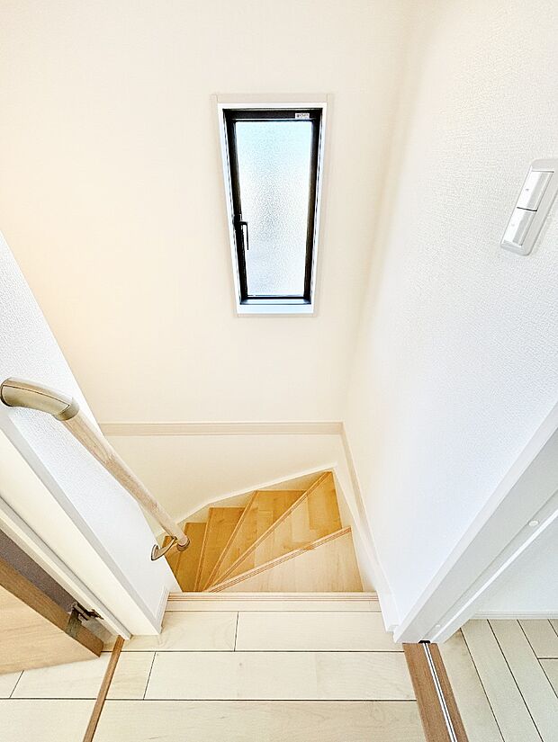 安全性を考慮し階段には手すりを設置しています