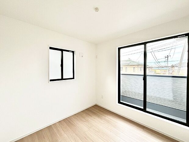 バルコニーが開放感をプラスしてくれる洋室