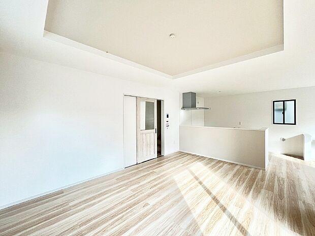 ご家族の賑やかな話し声で包まれる明るいリビング