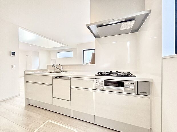 リビングで遊ぶお子様を見守りながらお料理ができる対面キッチン。  