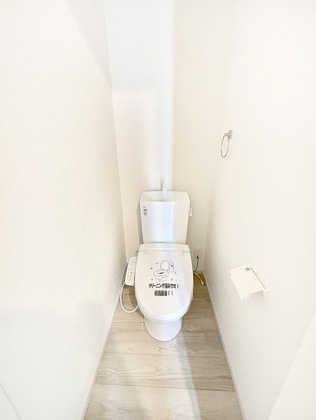 明るく清潔感のあるトイレです。
