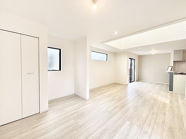 明るい陽光が注ぎ、寛ぎの雰囲気に満たされるダイニング。