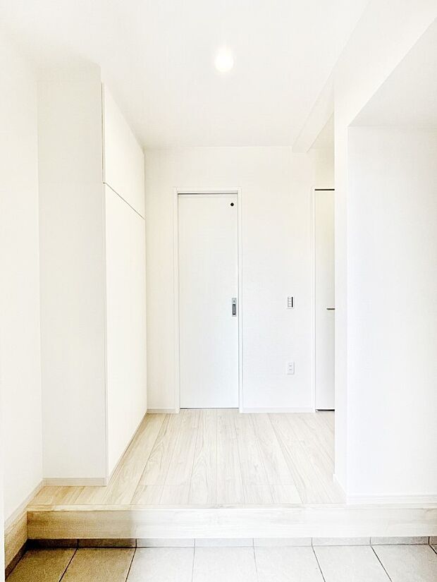 ご家族やお客様を気持ちよくお出迎えできる穏やかな雰囲気の玄関です。