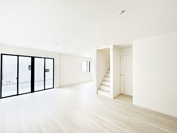 明るい陽光が注ぎ、寛ぎの雰囲気に満たされるリビングダイニング 