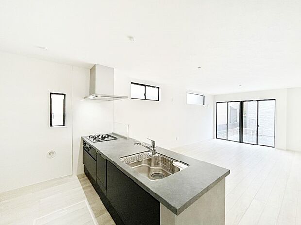 ご家族の会話弾む対面キッチン。お料理中のパパママもご家族と過ごす時間が増えそう！