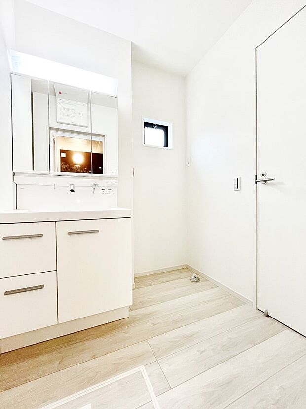 柔らかな朝の光を感じられる窓がついた洗面室