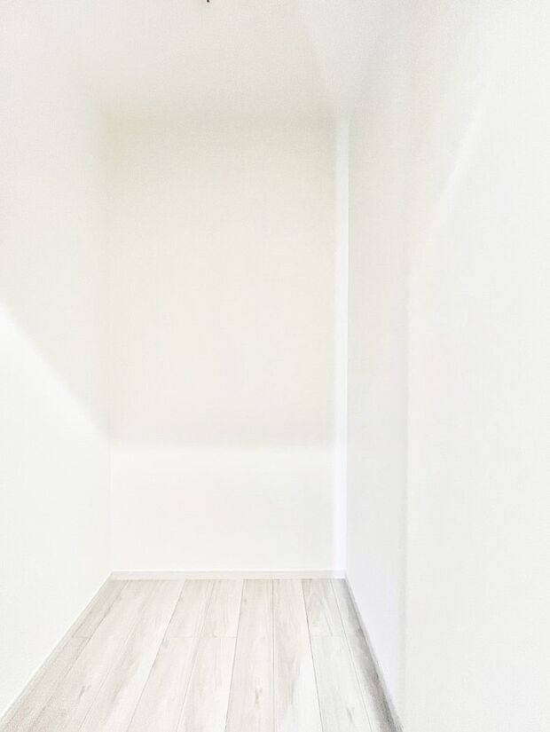 季節品や趣味の品などたっぷり収納出来るウォークインクローゼット付きです。