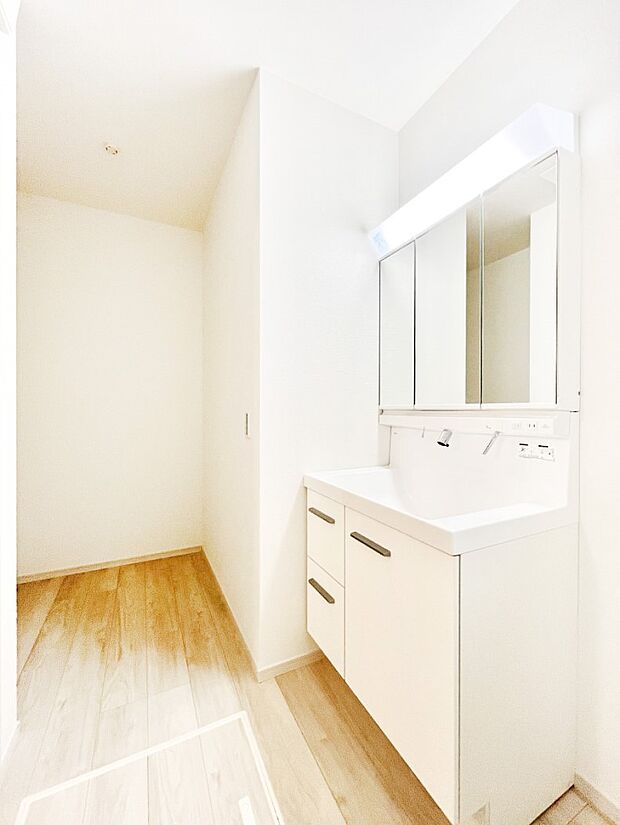 リネン庫を設けた広々としたランドリースペース。