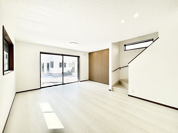 明るい陽光が注ぎ、寛ぎの雰囲気に満たされるリビングダイニング 