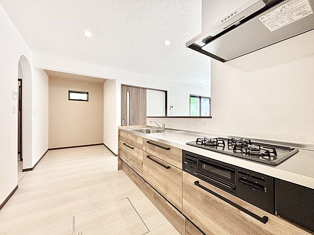 カウンター越しに楽しいおしゃべり。いつものお料理がもっと美味しくなりそうですね。