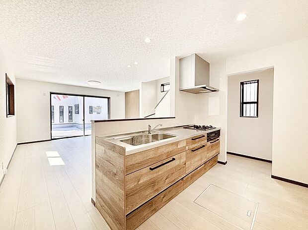 爽やかな風が通り抜ける明るいキッチンは大容量収納できるパントリー付き