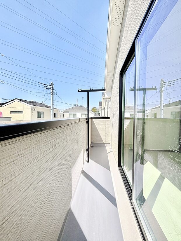 暖かな陽光が降り注ぐバルコニーはお洗濯におすすめ。爽やかな風も心地よいです。 