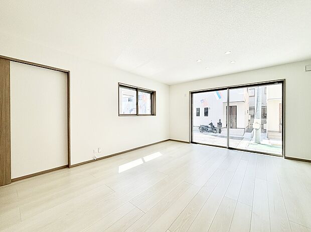 大きな窓からたっぷりの陽光と風を感じられるリビング