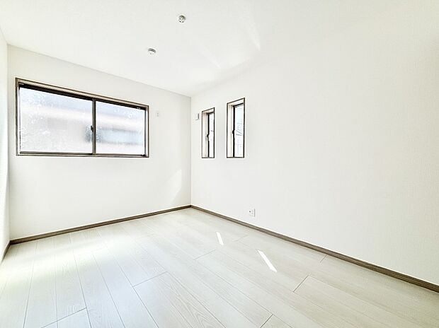 窓からのやさしい光が心地よいプライベートルーム